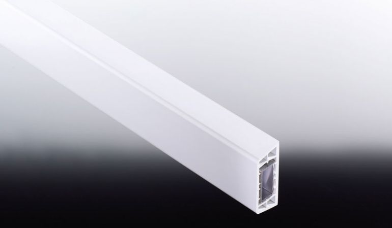 Weiße 60 x 25 x 6000 mm Querriegel aus PVC mit Aluminium-Kern zur stabilen Montage von Balkonbrettern