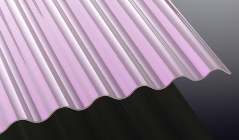Unsere Sunstop Acryl Wellplatten mit hoher Schlagzähigkeit und runder Welle verringern die Sonneneinstrahlung. Sie können zwischen Längen von 2000 - 5000 mm wählen oder die Platten zuschneiden lassen.