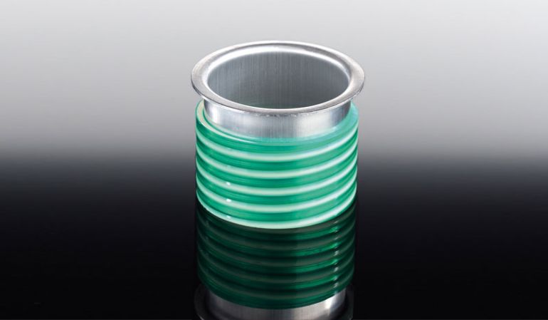Der Rinnenstutzen für unsere Aluminium-Dachrinne hat einen Durchmesser von 70 mm. Der Rinnenstutzen wird inkl. Kunststoffmanschette geliefert
