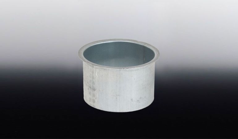 Der Rinnenstutzen für unsere Aluminium-Dachrinne hat einen Durchmesser von 70 mm. Der Rinnenstutzen wird inkl. Kunststoffmanschette geliefert