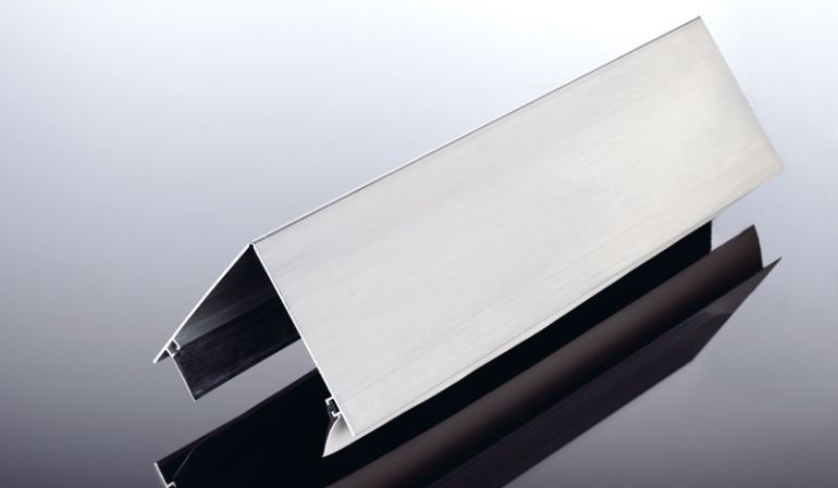 Unser preiswertes Aluminium Firstprofil in den Längen 3050 mm und 6100 mm. Das Firstprofil dient zum oberen Abschluss von Satteldächern und ist an alle Dachneigungen anpassbar, es hat eine Kantenlänge von 125 mm und eingezogene Lippendichtungen.