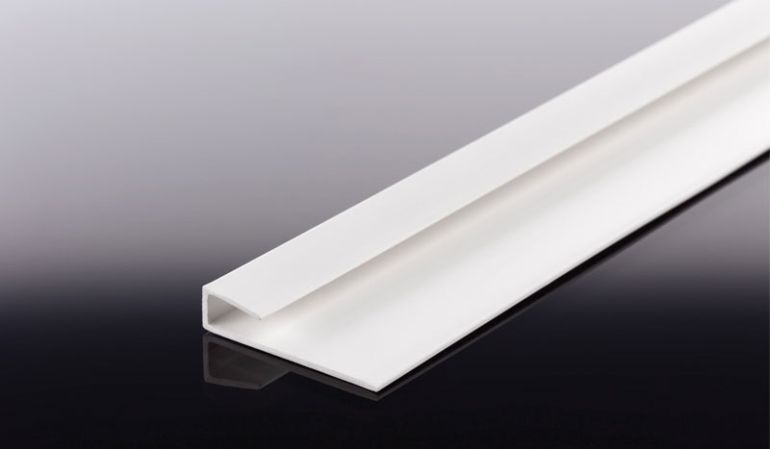 Abschlussprofil aus Hart-PVC in der Länge 2500 mm. Es ist für 6 mm Fassadenplatten vorgesehen und bei meinbaustoffversand.de in Braun, Schwarz und Weiß verfügbar.