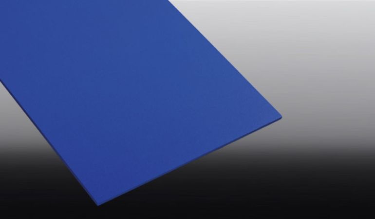 Die blaue 3 mm Freischaumplatte mit matt strukturierter Oberfläche ist stabil, leicht und gut bedruckbar. Ideal für die Werbetechnik und den Messebau