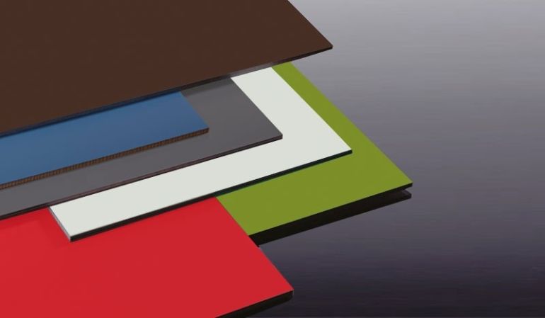 Unsere 8 mm HPL-Fassaden-Platten sind nach EN 438 produziert, wetterfest, stoß und -kratzfest. Sie können die Schichtstoffplatten in 20 lichtbeständigen Farben und im Maß 1320 x 3050 mm bestellen.