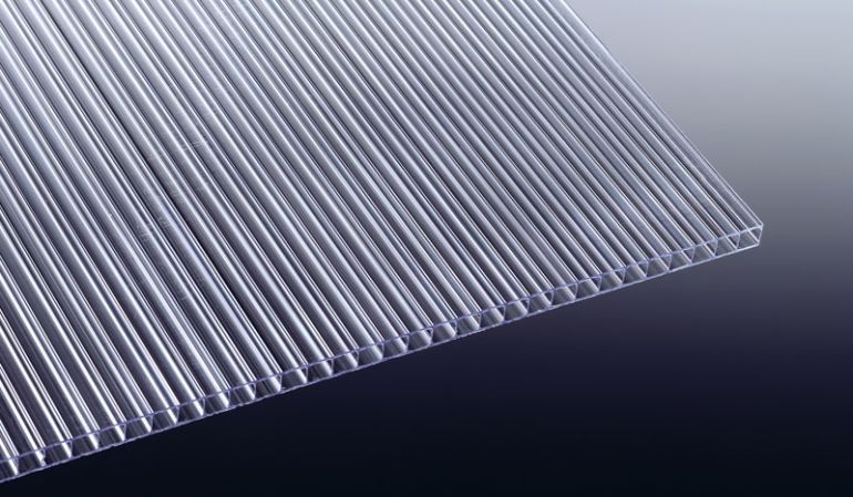 Unsere flexible aber extrem schlgfeste Polycarbonat Stegplatte mit 10 mm Stärke. Die Breite der Stegplatte beträgt 1050 mm. Die Längen zwischen 1000 - 3000 mm.