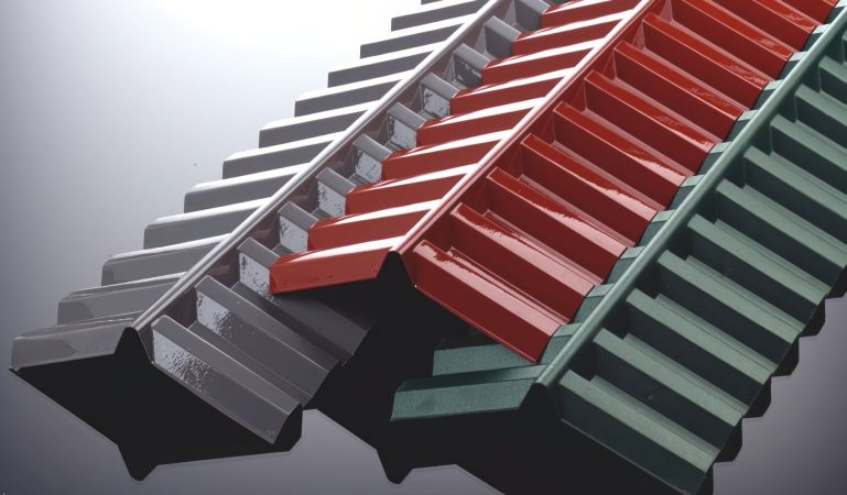 Unsere extrem hagelfeste Polycarbonat Firsthaube für K 76 / 18 Spundwände bzw. Wellplatten hat das Maß 1265 x 150 x 150 mm. Sie können zwischen den Farben Glasklar, Bronze, Grün, Grau und Rot auswählen.