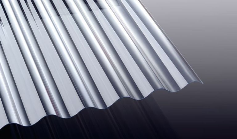 Die 1 mm starke Wellplatte aus Polycarbonat mit dem Profil S 76/18 ist extrem schlagzäh und eignet sich ideal als Lichtband für Wellblech Bedachungen.