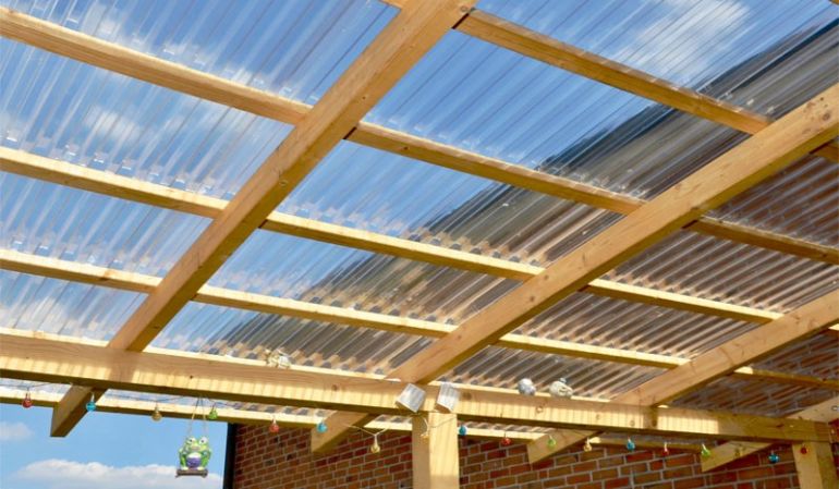 Unsere glasklaren und sehr lichtdurchlässigen PVC Wellplatten eignen sich ideal für Carports, Schuppen, Terrassenüberdachungen oder Gartenhäuser.
