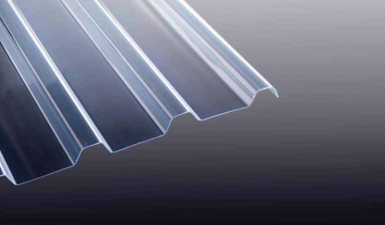 Unsere PVC Wellplatte in Glasklar hat eine Stärke von 1,4 mm und das Profil 138/20. Die PVC Wellplatte eignet sich ideal für Lichtbänder bei Dachblechen.