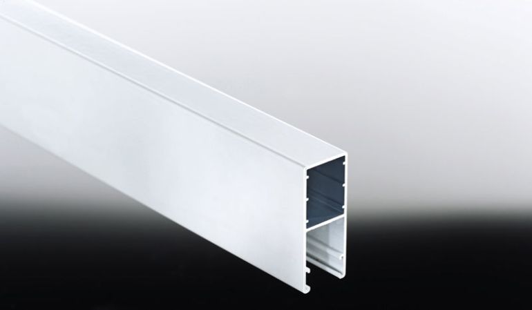 Das Alu-HTF-Profil benötigen Sie, um 16 mm Stegplatten als Lichtausschnitt in Ihre seitliche Paneelwand zu integrieren